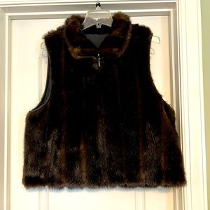 Women’s 1X Faux Mink reversible vest. Front zipper with pockets.
